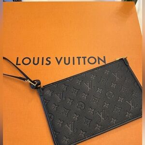 💯 Authentic Louis Vuitton Empreinte Wristlet